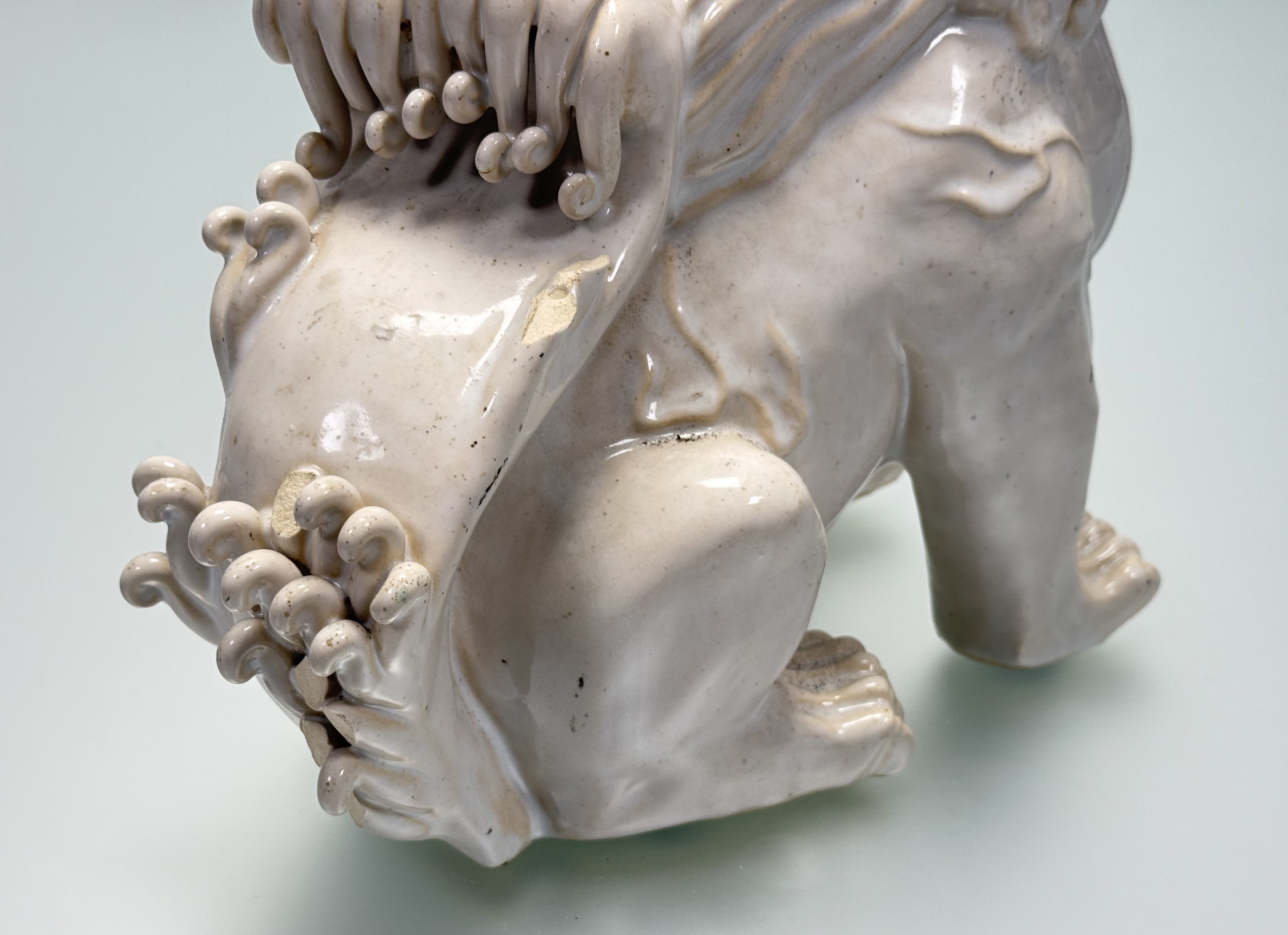 A Chinese white-glazed pottery model of a lion dog, probably 20th century. Height 26cm. - Image 4 of 5