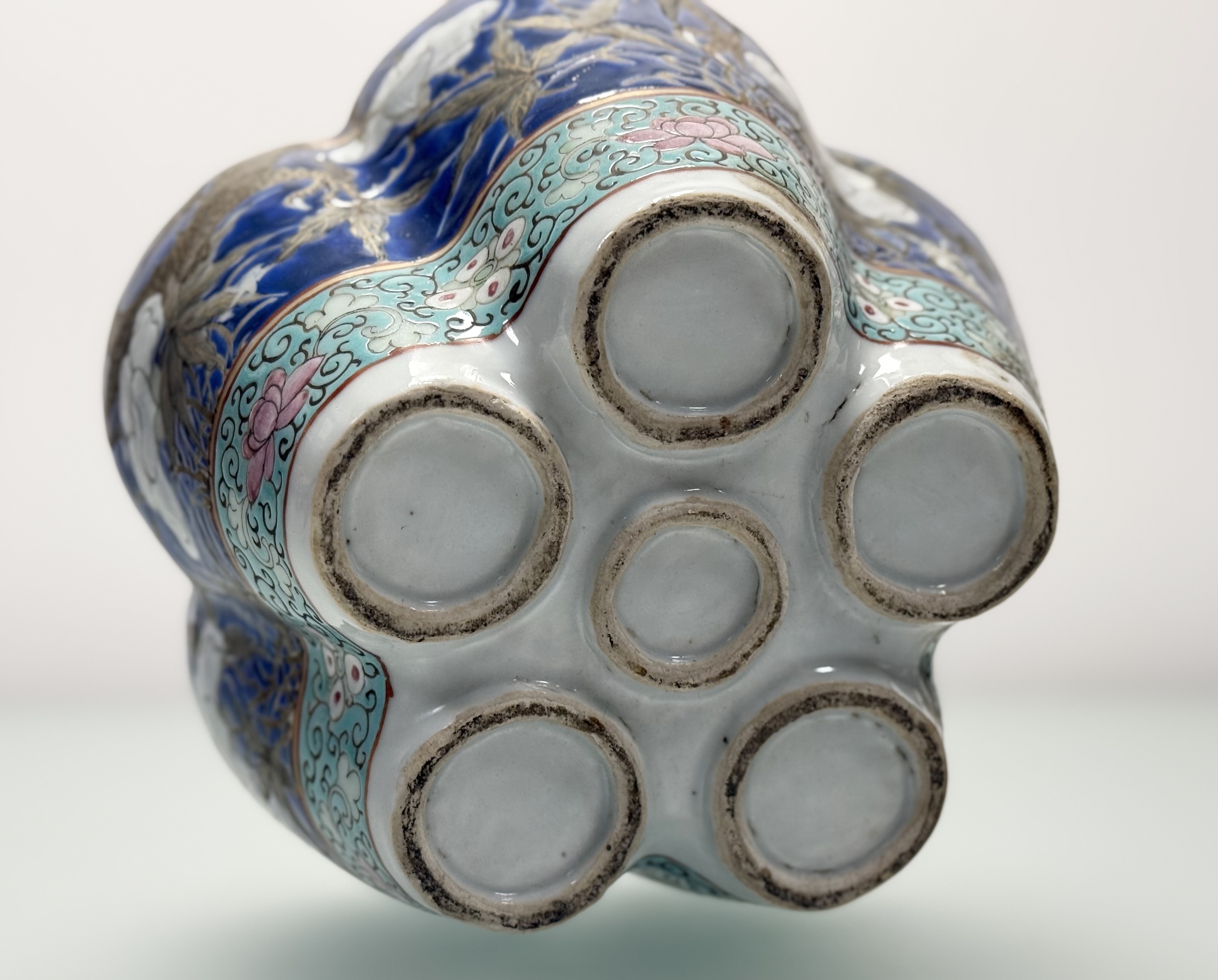 A Chinese famille rose porcelain garlic-neck tulip vase, probably 19th century, of bulbous pentafoil - Image 5 of 5