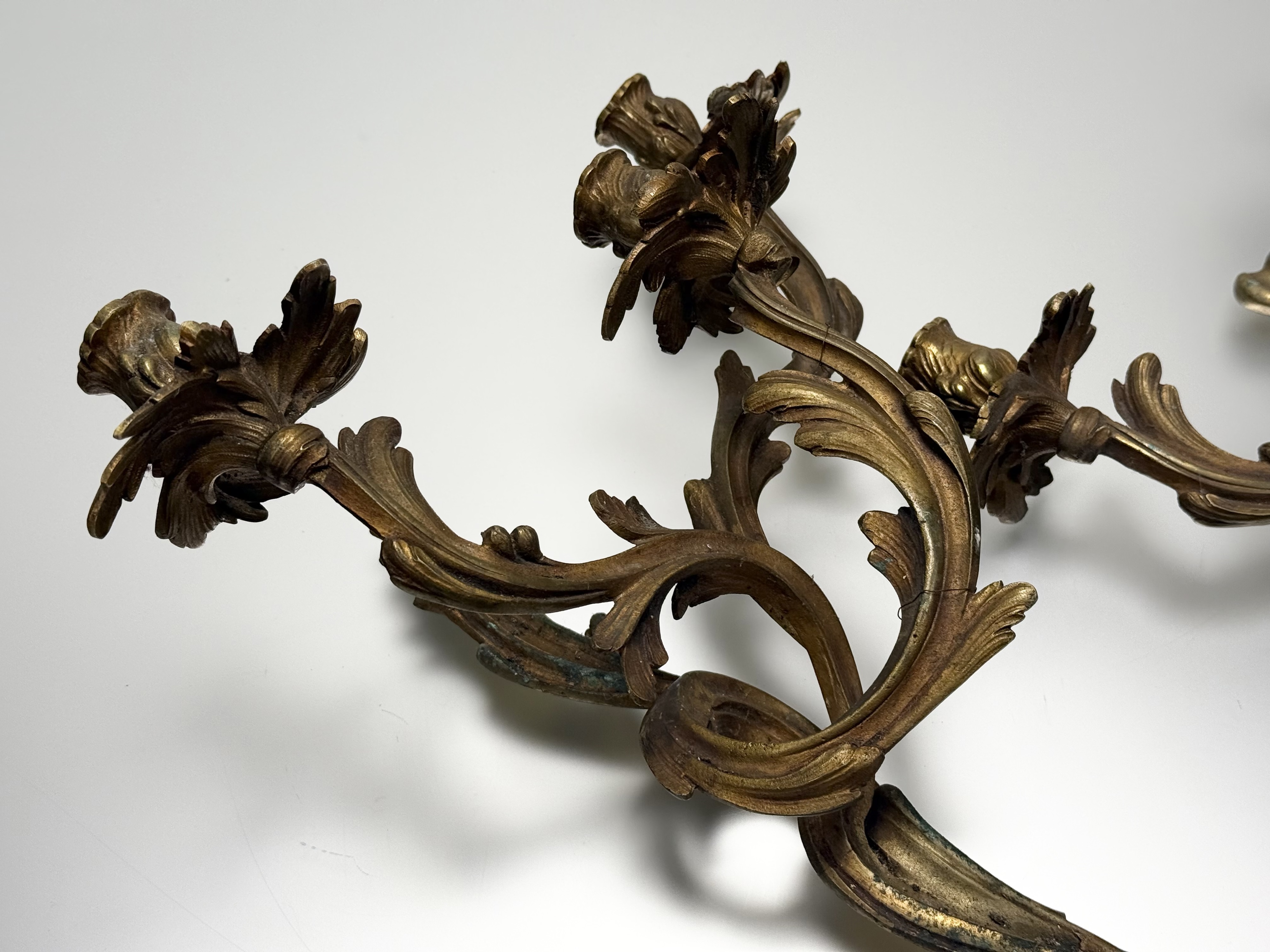 A matched suite of three gilt-bronze wall sconces in the Rococo taste, probably early 20th - Image 3 of 5