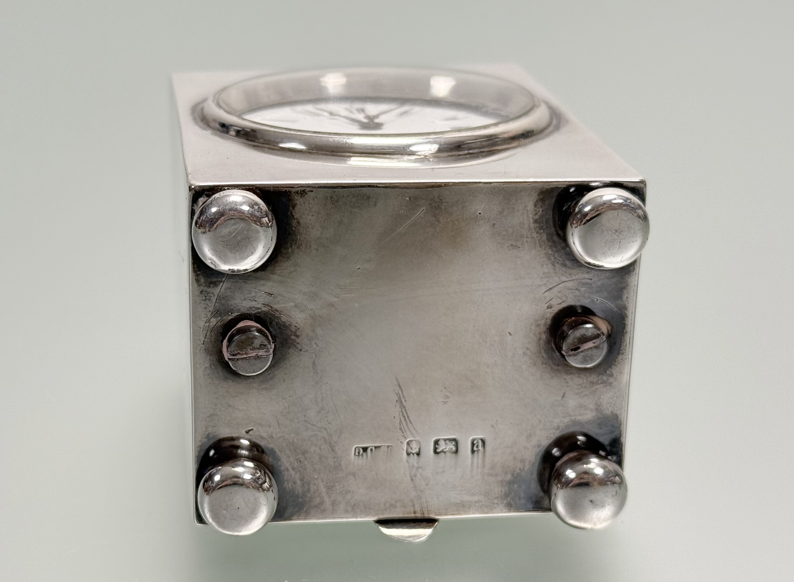 A late Victorian silver desk or dressing table clock, Douglas Clock Co., Birmingham 1900, of - Image 4 of 4