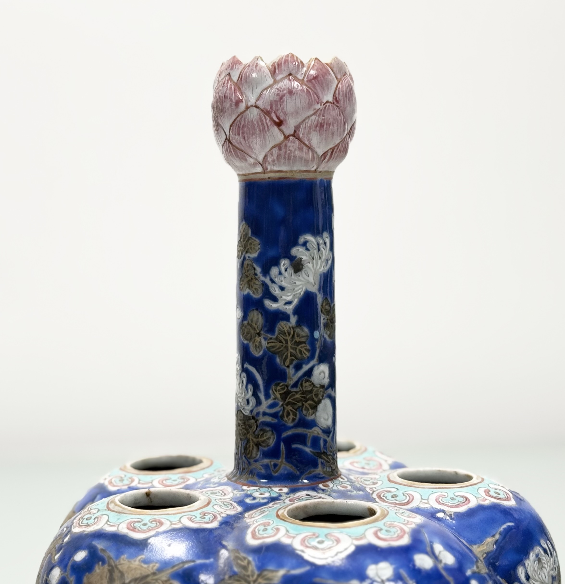 A Chinese famille rose porcelain garlic-neck tulip vase, probably 19th century, of bulbous pentafoil - Image 4 of 5
