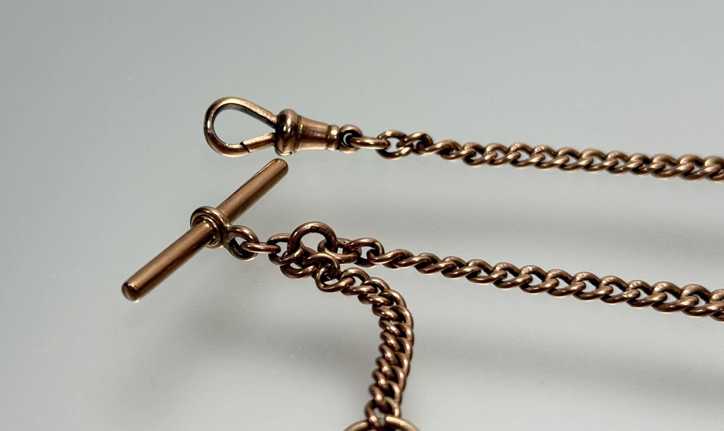 A 9ct gold Albert chain of graduated curb links, with t-bar and lobster clasp. Length 30cm, 24 - Image 2 of 2
