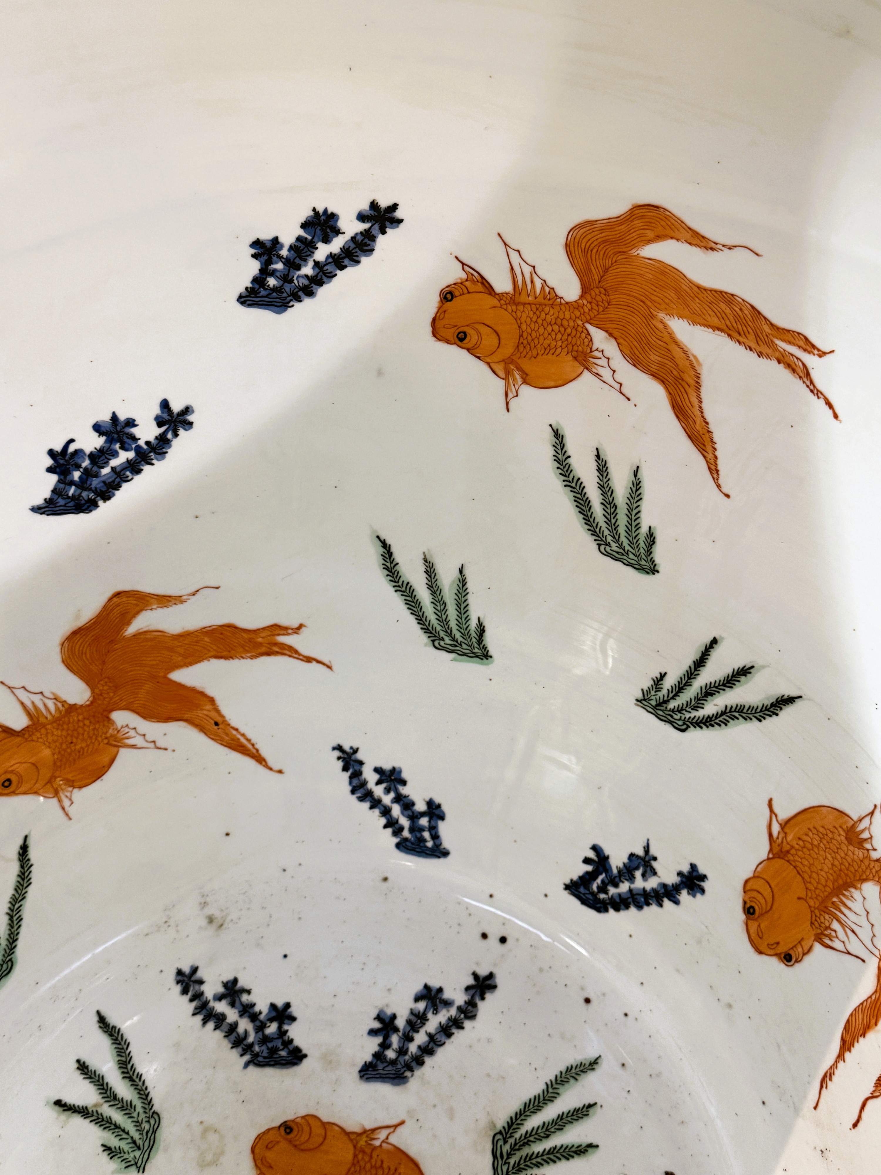 A modern large Japanese porcelain goldfish bowl raised on stained hardwood stand, decorated with - Image 6 of 6