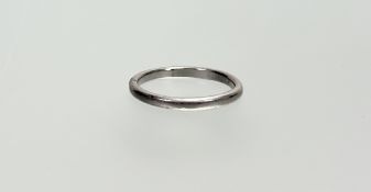 A platinum wedding band O/P 4.12g
