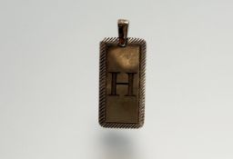 A 9ct gold rectangular engraved pendant with initial H: l. x 4cm w. x 1.5cm 5.1g