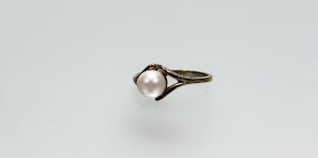 A 9ct gold ring set cultured pearl L/M 2.g