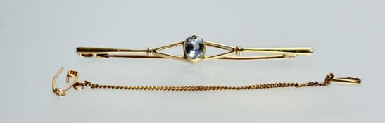 An Edwardian 15ct gold bar brooch set oval faceted aquamarine, approximately 0.7ct: l. x 6cm 3.17g