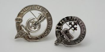 An Edinburgh cast silver clan brooch with motto Per Mare Per Terras : d. x 3cm together with a