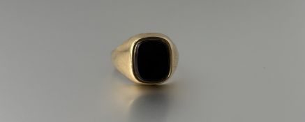 A 9ct gold onyx set signet ring Q: l. x 1.6cm 4.9g