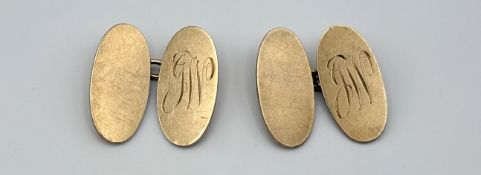 A pair of 9ct gold double-sided oval chain link sleeve links with engraved initials J.W: l. x 2cm
