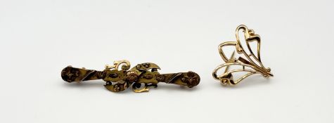 A Canadian 10ct gold lotus flower open pendant/brooch: h. x 2cm 1.35g together with an Edwardian 9ct