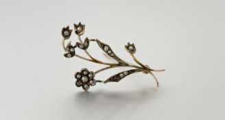 An Edwardian 9ct gold seed pearl floral spray brooch: l. x 4cm 2.65g
