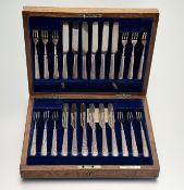 An Edwardian Elkington & Co. Ltd oak cased set of twelve pairs of epns planished handled fruit