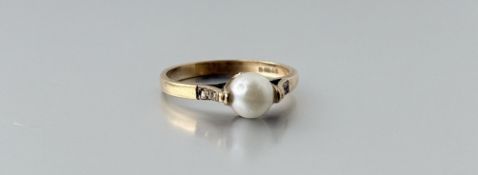 A 9ct gold ring set with a freshwater cultured pearl L 1.93g