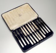 A Mappin & Webb Ltd Edwardian cased set of twelve Sheffield silver bladed mother of pearl handled