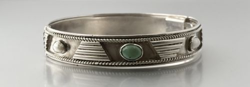 A Henry George Murphy London silver hand-made stiff hinged bangle with rope border and alternating V