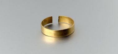 A 22ct gold wedding band cut 2.59g