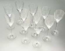 A set of eleven tall stemmed wine glasses (h-22cm). (11)