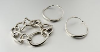 A Dinny Hall vintage silver chunky oval link bracelet with snap fastening: d. x 6cm with a