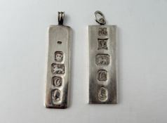 A Queen Elizabeth II Birmingham silver 1970s vinatge ingot pendant: l. 4.5cm Birmingham 1977 31.1g