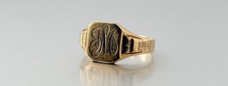A 9ct gold signet ring with engraved initials J.M. Y 5.8g