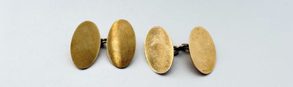 A pair of 9ct gold double-sided oval chain link sleeve links unengraved: l. x 2cm 4.18g