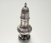 A George V London silver dome top table sugar castor of baluster form on circular stepped base: h. x