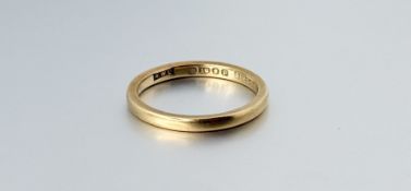 A 18ct gold wedding band O 3.18g