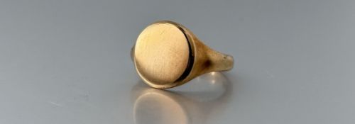A Birmingham 9ct gold heavy cast signet ring R 5.7g