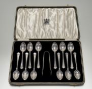 A George V Elkington & Co Birmingham silver set of twelve tea spoons: l. x 11cm with matching pair