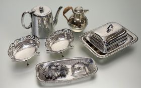 A pair of epns oval scalloped and pierced border nut dishes on pad feet: h. x 7cm l. x 18cm w. x