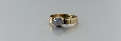 A 9ct gold ring set oval star cabochon moonstone approximately 0.7ct L 2.25g