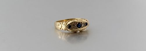 An Edwardian 15ct gold ring set three graduated round cut sapphires, centre stone approximately 0.