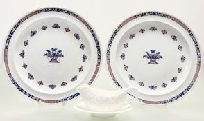 A pair of Wedgwood Vieux Rouen earthenware plates (stamped verso) (w-25cm) together with a
