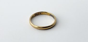 An 18ct gold wedding band P 2.53g