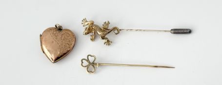 A 9ct gold lizard stick pin: l. x 6cm 2.38g together with a 9ct gold three leaf clover stick pin: l.
