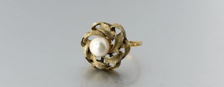 A yellow metal spiral scroll open work ring set a freshwater cultured pearl: d. x 2cm M/N 4.7g