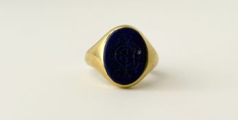 An 18ct gold signet ring set oval lapis lazuli with engraved initials L.T.D K/L 7.95g
