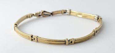 A 9ct gold six panel link chain bracelet with lobster claw fastening: d. x 9cm 10.56g