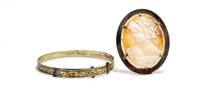 A 9ct gold oval framed shell carved portrait cameo brooch/ pendant: h. x 4cm w. x 3.5cm 6.3g