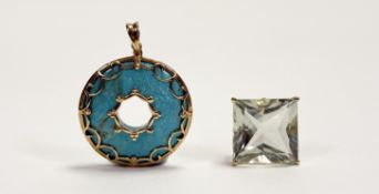 A 9ct gold mounted sqaure cushion cut pale green stone pendant- no loop fitting: l/w. x 1.5cm 3.8g