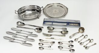 A modern Sheffield Cooper Ludlam silver handled stainless steel bladed cake knife, unused in