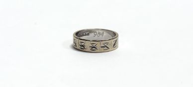 An 18ct white gold wedding band with engraved cross panel design K/L 3.9g