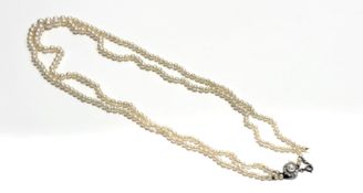 A 9ct gold clasp fastening with a two graduated stands of cultured pearls- inner stand loose to