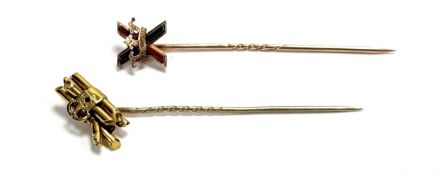 A late 19thc yellow metal stick pin set polished hardstones and cornet surmount: l. x 5.5cm 1.4g