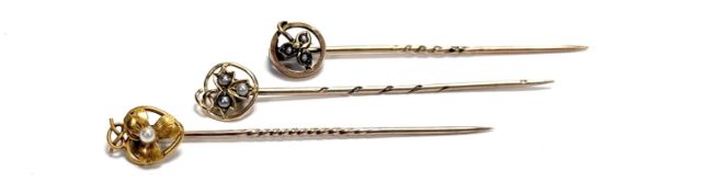 An Edwardian 15ct gold heart and seed pearl set stick pin:l. x 5cm 1.1g together with a 15ct gold