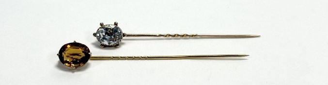 An Edwardian yellow metal stick pin set oval facet cut citrine approximately 1.5ct: l. x 6cm 1.2g