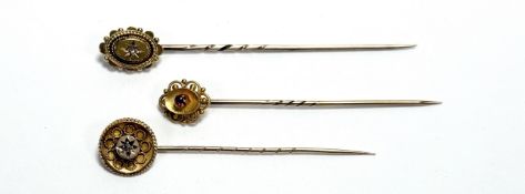 An Edwardian 15ct gold stick pin set a circular facet cut ruby point: l. x 5.5cm 1g together with an
