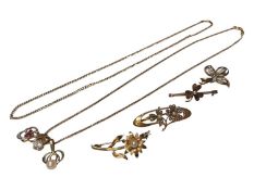 Group of 9ct gold jewellery to include a chain with three pendants, one other chain, three brooches