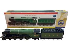 Hornby OO Gauge LNER lined green 4-6-2 Class A3 Flying Scotsman tender locomotive 4472 ~ R2441 and L